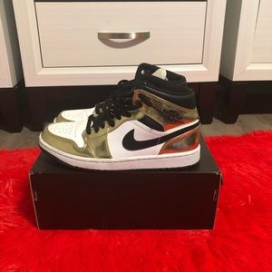 Jordan 1 mid SE metallic gold